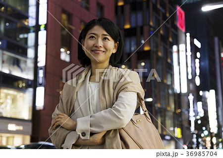 女性 ビジネス 夜 若い女性 女性 ビジネス 夜 若い女性 36985704
