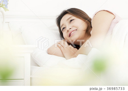 若い女性 気象 起床 36985733
