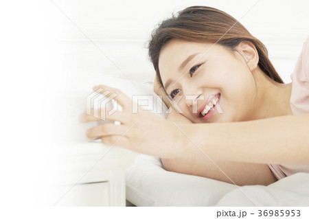 若い女性 横になる 気象 36985953