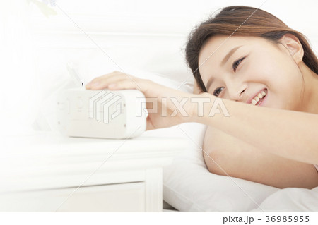 若い女性 朝 気象 36985955