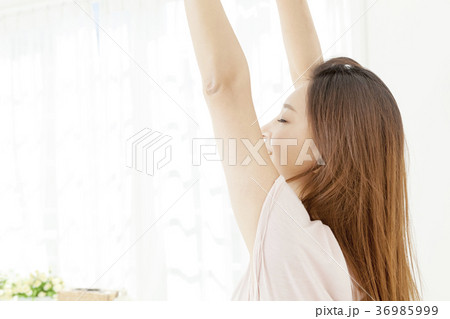 若い女性 ストレッチ 気象 36985999