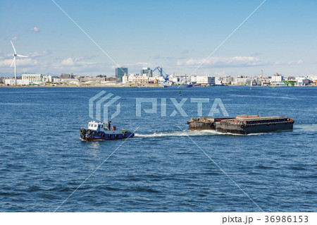 はしけを牽引するタグボート 36986153