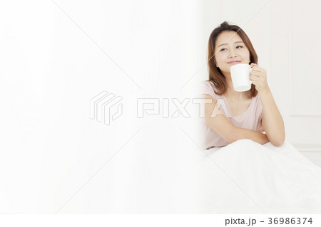 若い女性 コーヒー 気象 36986374