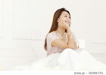 若い女性 コーヒー 気象 36986791