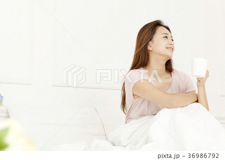 若い女性 マグカップ 笑顔 36986792