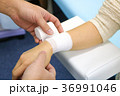 怪我をした手首に包帯を巻く 36991046