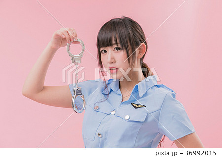 女性警官コスプレ 手錠の写真素材