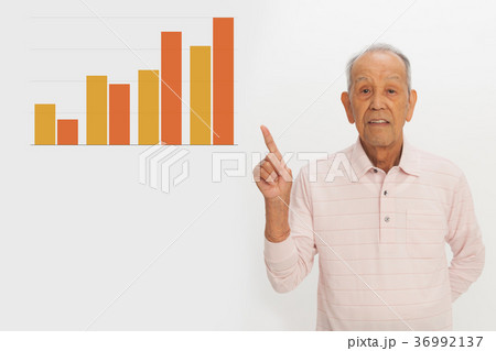 シニアの男性とグラフ　 36992137
