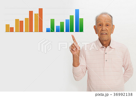 シニアの男性とグラフ シニアの男性とグラフ 36992138