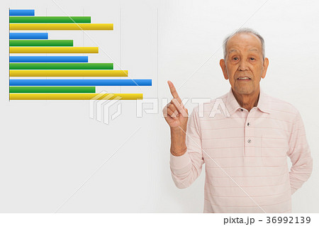 シニアの男性とグラフ　 36992139