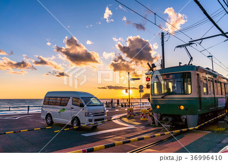 《神奈川県》江ノ電・鎌倉高校前の踏み切り《湘南》 《神奈川県》江ノ電・鎌倉高校前の踏み切り《湘南》 36996410
