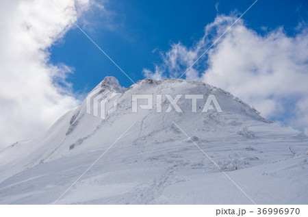 青空と雪山の稜線 青空と雪山の稜線 36996970