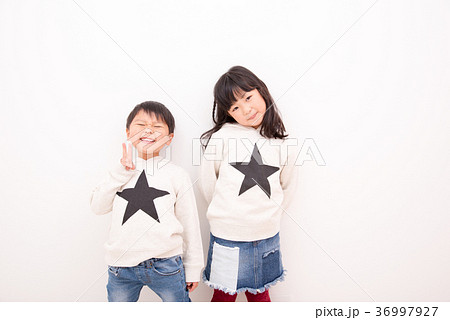 お揃いの服を着る姉弟 お揃いの服を着る姉弟 36997927