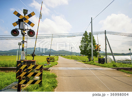 踏み切りのある風景の写真素材