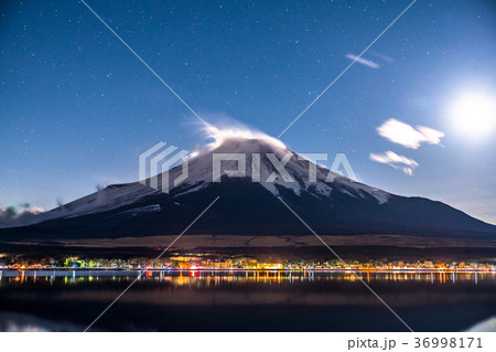 《山梨県》満天の星空・富士山《山中湖》 《山梨県》満天の星空・富士山《山中湖》 36998171