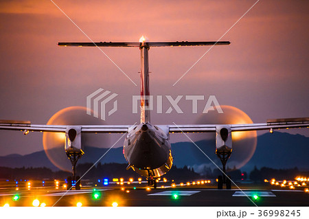 夕日に染まるプロペラ機 36998245