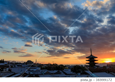 京都　八坂の塔（法観寺）の夕暮れ 36999172