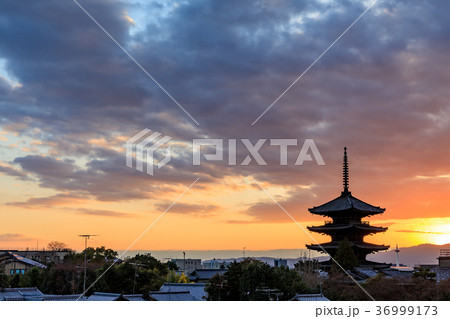 京都　八坂の塔（法観寺）の夕暮れ 36999173