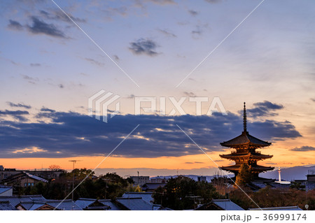 京都　八坂の塔（法観寺）の夕暮れ 36999174