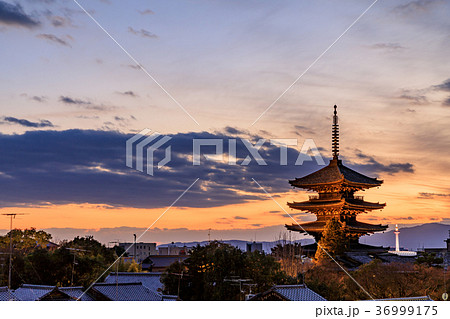 京都　八坂の塔（法観寺）の夕暮れ 36999175