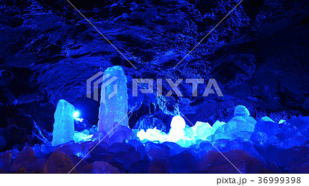 鳴沢氷穴の氷柱 36999398