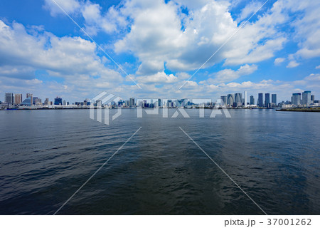 東京湾を包む青空と雲 広大な海原と高層ビル群が調和するダイナミックな臨海景観 東京湾を包む青空と雲 広大な海原と高層ビル群が調和するダイナミックな臨海景観 37001262