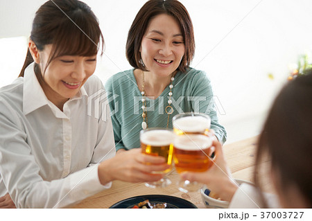 乾杯　ビール　飲み会 37003727