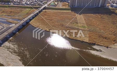 ドローンで上空から撮影した「多摩川・日野橋」(東京都立川市) ドローンで上空から撮影した「多摩川・日野橋」(東京都立川市) 37004457