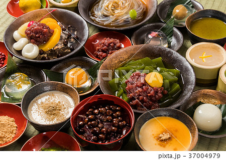 和のスイーツ　typical Japanese sweets 37004979