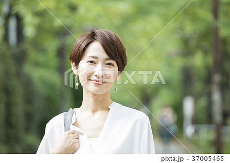 30代ビジネスウーマン・屋外 37005465
