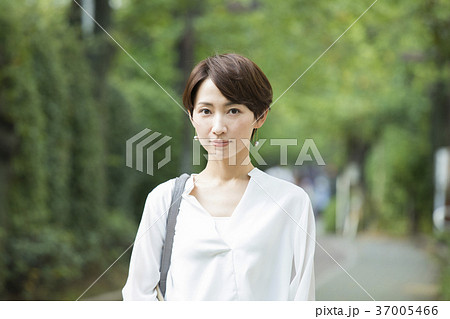 30代ビジネスウーマン・屋外 37005466