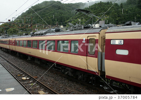 青梅駅に留置中の183系大宮車（モハ183） 37005784