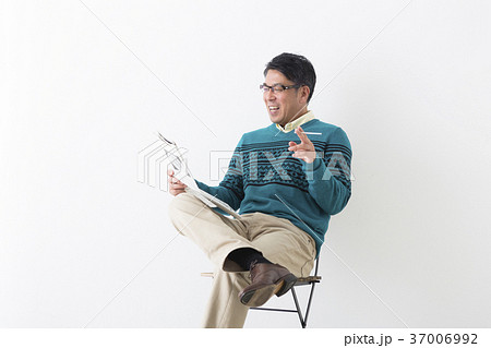 新聞を読むミドル男性 37006992