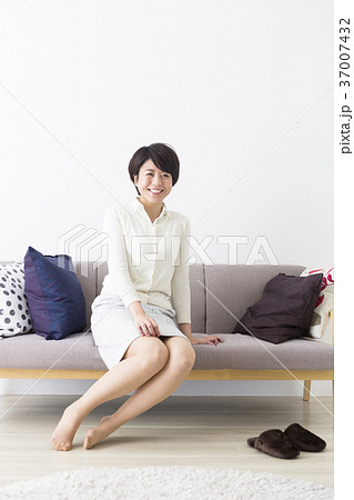 ソファに座る女性の写真素材