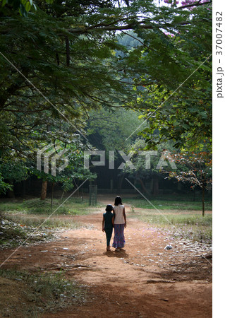 Strolling Girls 37007482