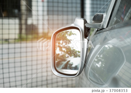 Blonde car with a broken rearview mirror. 37008353