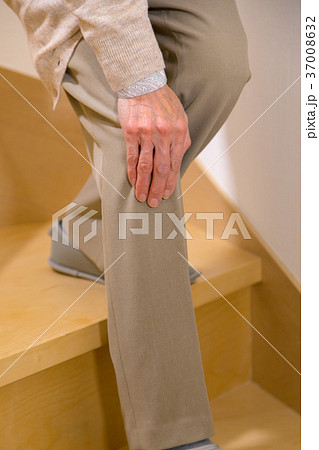 階段を下るシニア女性 高齢者 老人 階段を下るシニア女性 高齢者 老人 37008632
