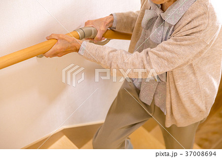 階段を上るシニア女性　高齢者　老人 37008694