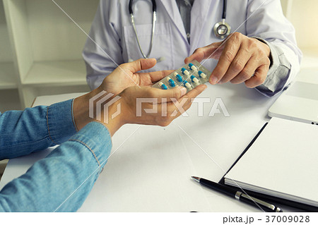 Doctor take care and to the patient Doctor take care and to the patient 37009028