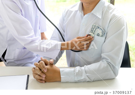Business man or patient give bribe to the docto Business man or patient give bribe to the docto 37009137