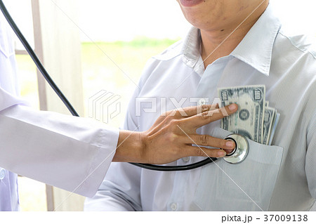 Business man or patient give bribe to the docto 37009138