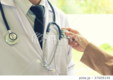 Business man or patient give bribe to the docto 37009140