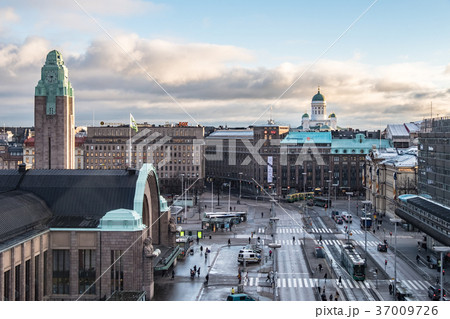 ヘルシンキ中央駅前 37009726