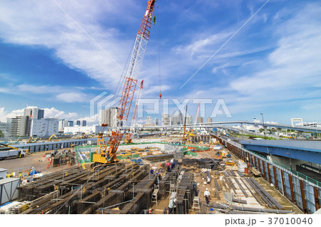 大規模建設現場のある都市風景 37010040