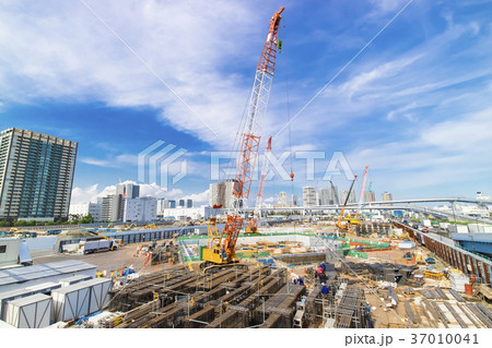 大規模建設現場のある都市風景 37010041