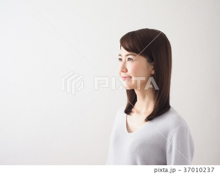 見上げる女性の横顔 見上げる女性の横顔 37010237