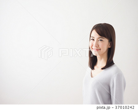 微笑む女性の横顔 37010242