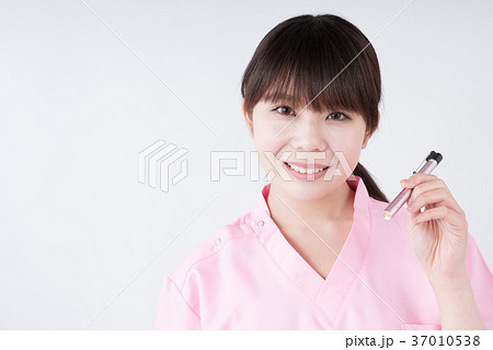 ペンライトを持つナース 37010538