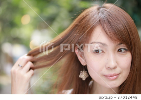 美しい髪と歯の美女 37012448