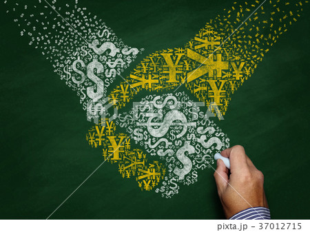 黒板に描いた外貨取引のイメージ 37012715